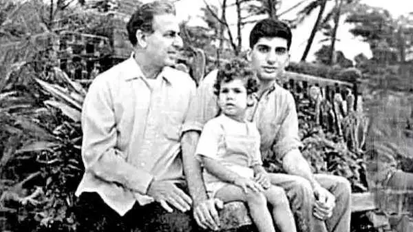 ratan-tata-old-picture-with-family